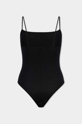 Charakterystyczny jednoczęściowy strój Dsquared2