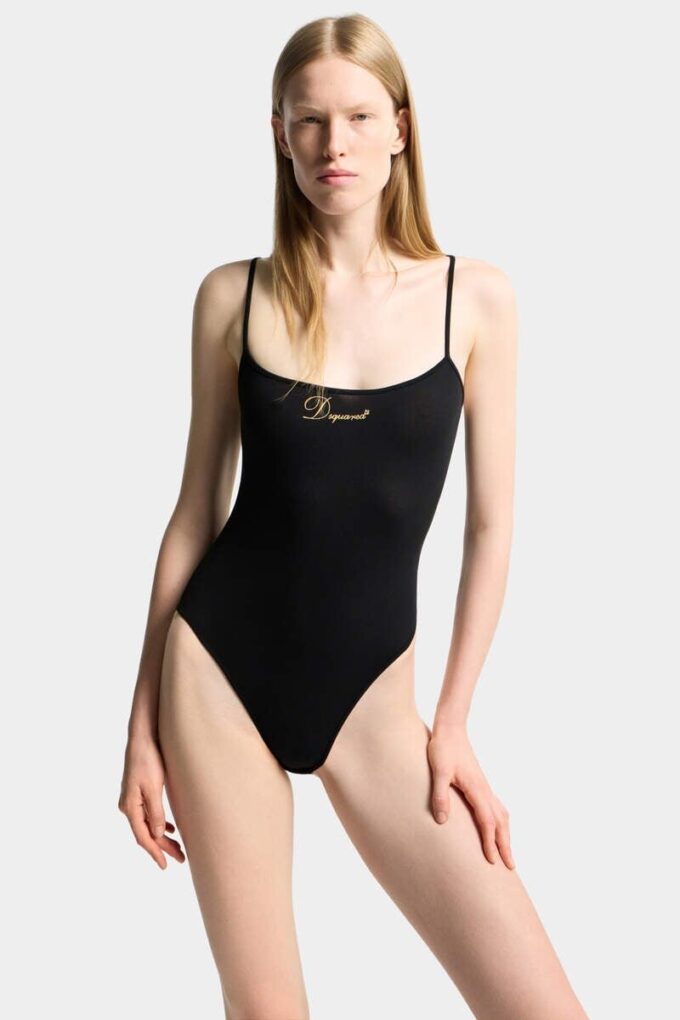 Charakterystyczny jednoczęściowy strój Dsquared2 Charakterystyczny jednoczęściowy strój Dsquared2