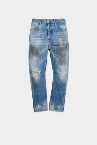 Jasne jeansy w stylu „dirty wash”