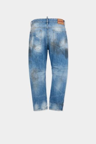 Jasne jeansy w stylu „dirty wash”