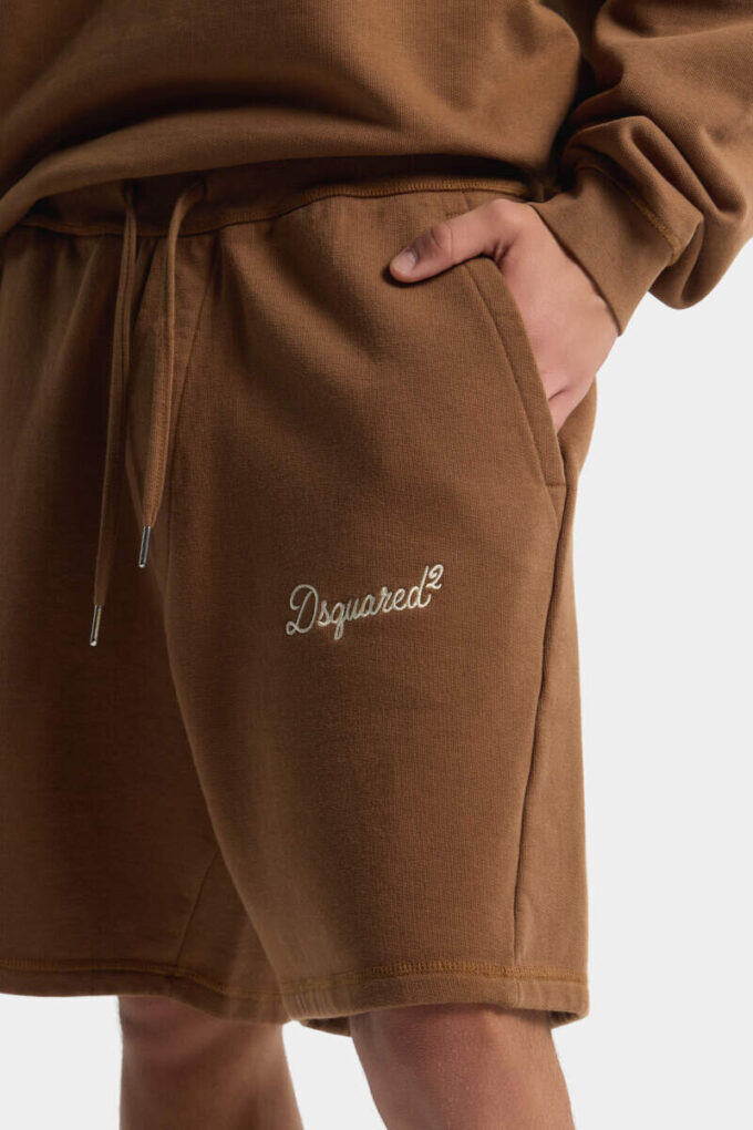 Szorty Dsquared2 o charakterystycznym luźnym kroju Szorty Dsquared2 o charakterystycznym luźnym kroju